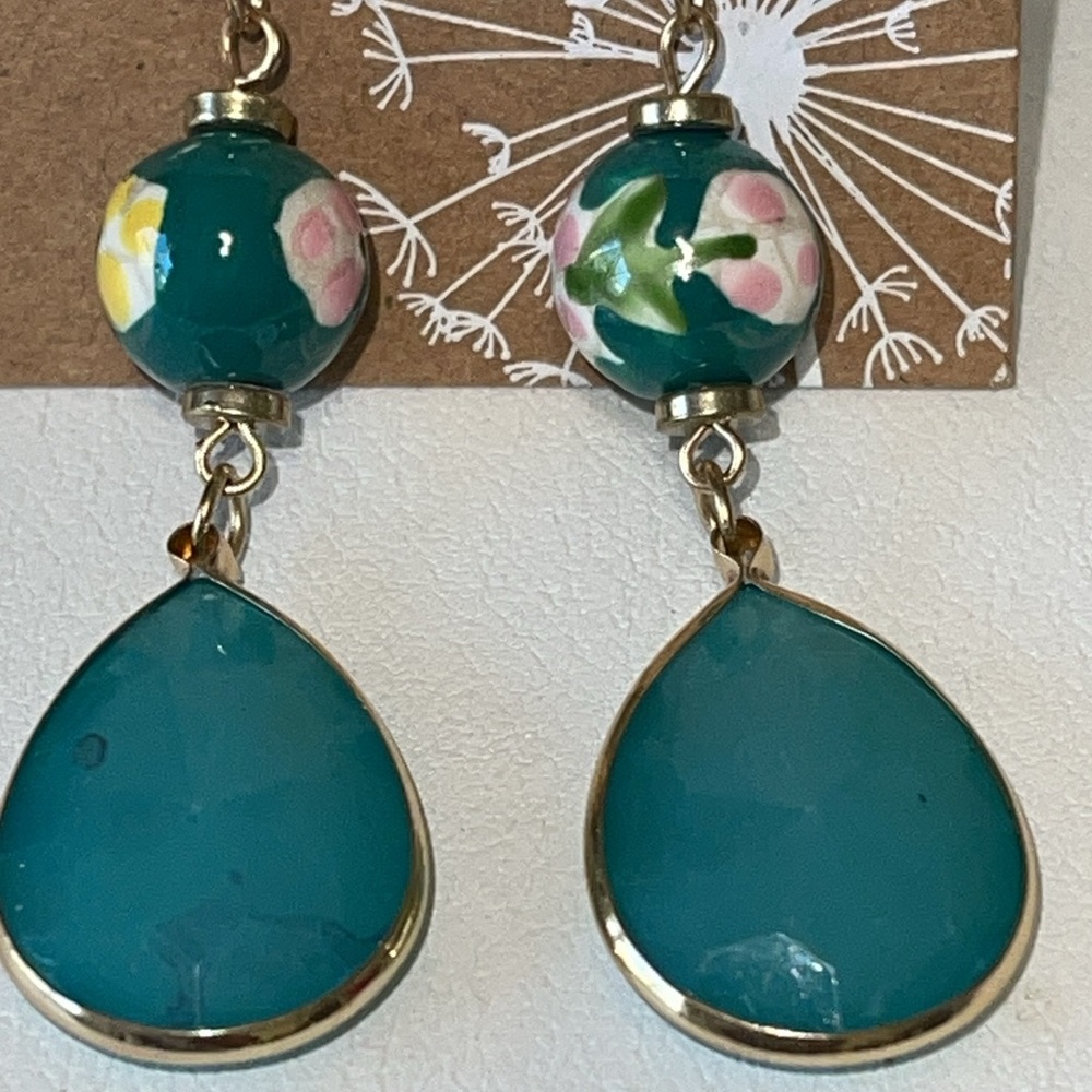 NWT- Super cute, ceramic floral drop earrings. 2.5”L - Picture 2 of 3
